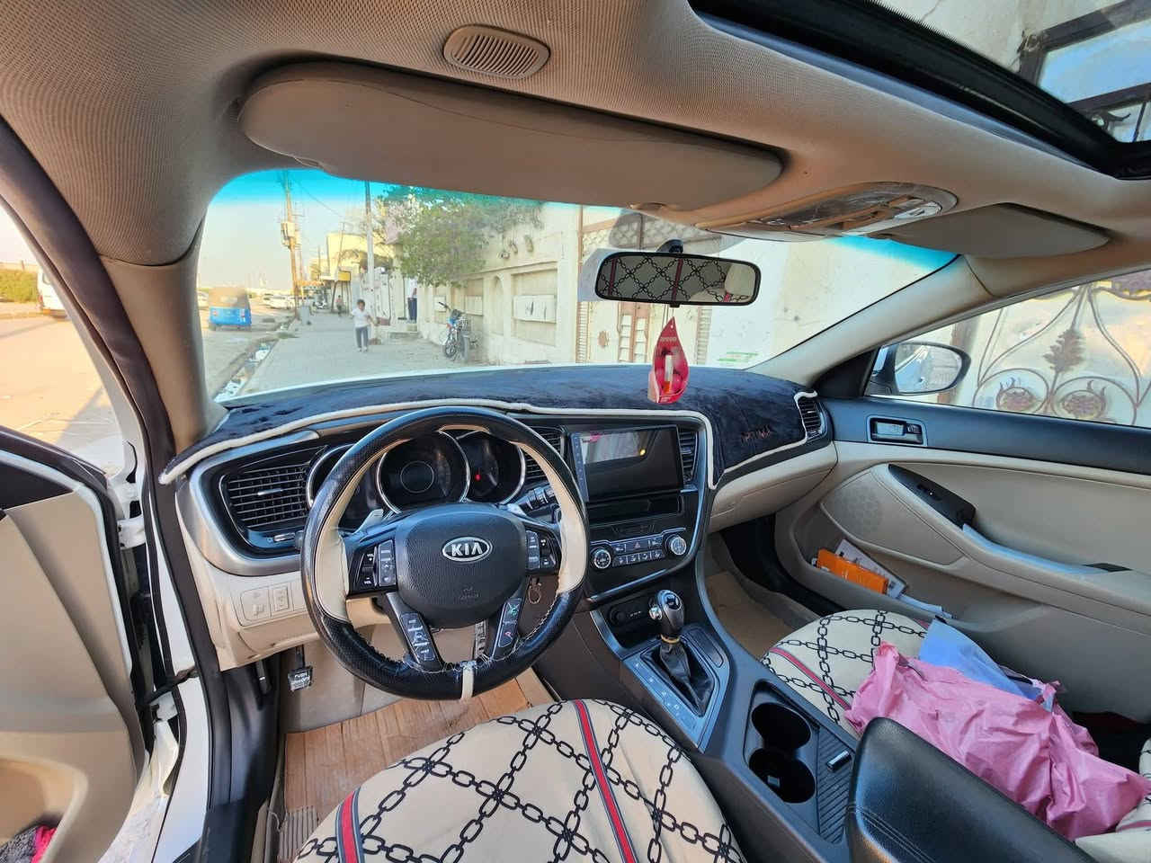 السلام عليكم
اوبتيما موديل 2011 خليجي مكفولة كفالة عامة بية فقط شوية بارد بل باب ول باقي عدا البارد الباقي كفالة
مكينة 2000
اشارة بل مري 
مري شفط 
كامرة خلفية
حساسات 
شاشة
تخم تايرات 
حدادية. جديدة 
كير ومحرك كفالة
رقم ذي قار. شرط التحويل 
السعر (١٢٥)وبية مجال للطيبين 
مكان سيارة الرفاعي رقم الهاتف ***********
