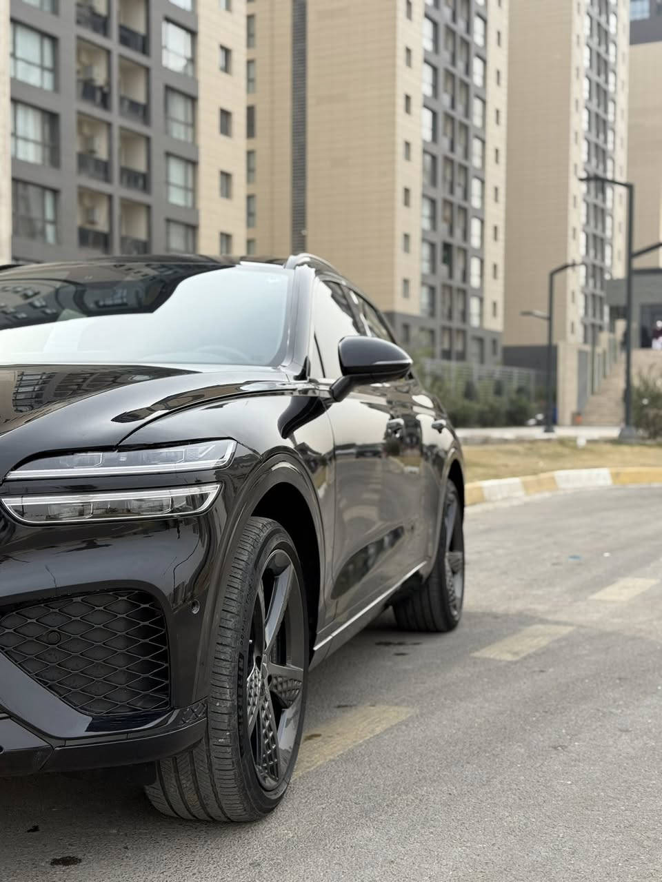 داخل احمر مميز GV70 2023 Prestige
للبيع او المراوس 

المواصفات الرئيسية:

✅ بانوراما + شاشة 14.5 إنش مع CarPlay & Android Auto

✅ كاميرات محيطية 360°

✅ مقاعد جلد كهربائية حمراء مع تبريد، تسخين، ومساج + وضعية الطيارة

✅ السيارة تتحرك للأمام والخلف بالريموت بالكامل

✅ شحن لاسلكي

✅ محرك 2.5 Turbo – 300 حصان + دفع رباعي 4WD

✅ 5 أنظمة قيادة متعددة

✅ إنارة داخلية متغيرة الألوان + LED

✅ صندوق كهرباء + منافذ كهرباء متعددة

✅ هوك خلفي

✅ نظام ترحيب عند فتح السيارة

✅ نظام صوتي Lexicon 15 سماعة + Quantum Logic

السلامة والمساعدة:

• وسائد هوائية 

• مساعد تتبع المسار، النقطة العمياء، تفادي الاصطدام الأمامي والخلفي

• مساعد صعود التلال، تثبيت سرعة ذكي، كاميرا محيطة

📍 المكان: بغداد

📏 عداد المسافة: 27,000 ميل

💰 السعر: ٣٥٠٠٠ 

📞 واتساب: *********** / ***********

📌 ملاحظة: ضرر بسيط — تبديل بنيد فقط، نفس اللون، بدون لغد، بدون شاصي
