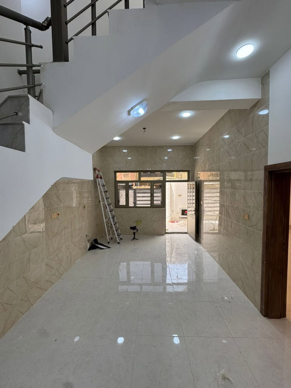 السلام عليكم
بيت طابو صرف مساحته ١٠٠ م٢. واجهة ٨،٣٣، نزال ١٢
البيت ركن على شارعين ، البناء درجة اولى 
، البيت جديد تم إنهاء العمل فيه بتاريخ(٢٠٢٥/٥/١٥)،
البيت: استقبال ، مطبخ، ٤ غرف نوم( ١ ارضي، و٣ طابق ثاني)
٣ حمام (حمام خارجي شرقي، ٢ حمام غربي ارضي وطابق ثاني )
مع السخان وماطور ماء،
العنوان : تراث الشرطة الخامسة / قرب شارع الجميلي
للاستفسار مراسلة الواتساب فقط على الرقم
***********
السعر ٢٠٠ مليون
