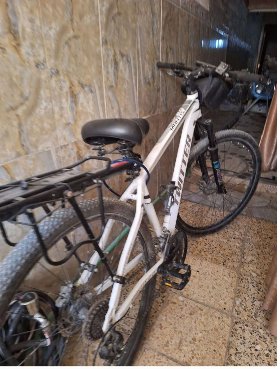 بايسكل من ماركة تويترالايطالية ترحال  الحجم ٢٩ بريكات هيدروليك دهن وياه سيبايه وكشن ٢ واحد طبي وشنطة ستيرن وحمالة هاتف 
السعر ٢٥٠ الف وبي مجال بسيط 
عنواني الحرية الثالثة 
***********
