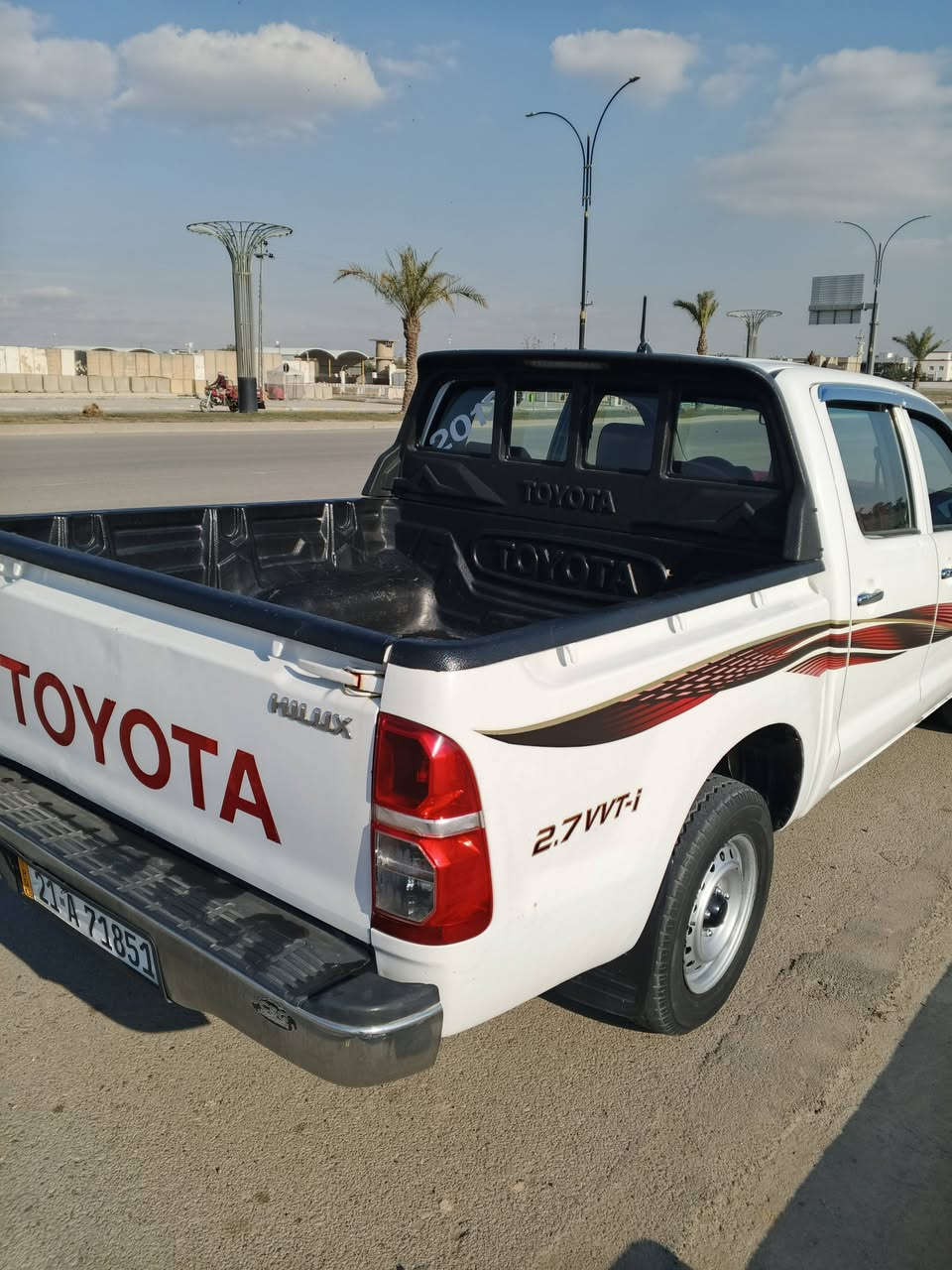 سلام عليكم للبيع تويوتا هايلوكس 
موديل 2012
بدون صبغ 
بيها تعديل بارد بلجاملع الخلفي والباب سائق 
كير ومحرك ابشرط مامفتوح 
رقمها سليمانيه 
سنويه جديد 
سعر 185 بيها مجال عنوان كركوك 
الرقم ***********
