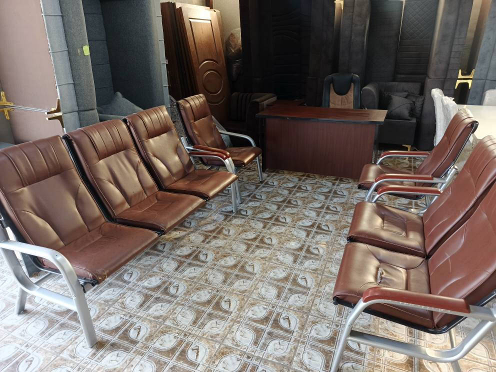 السلام عليكم ورحمه الله 
عرض خاص لمدة 3 ايام فقط 
سيت مكتبي كامل 
متكون من/
تخم جلد 70مقاعد نظيف جدا 
ميز مكتبي 
كرسي مكتبي دوار
ملحق جرارات ام القفل 
السبت نظيف جدا تركي بدون ضرر سوى ضرر بسيط باحد المقاعد الجلديه 
للاستفسار 
***********
***********
***********
العنوان الفلوجة حي الجغيفي الثانيه نهاية علوة المخضر
السعر 550 الف غير قابل للتفاوض
