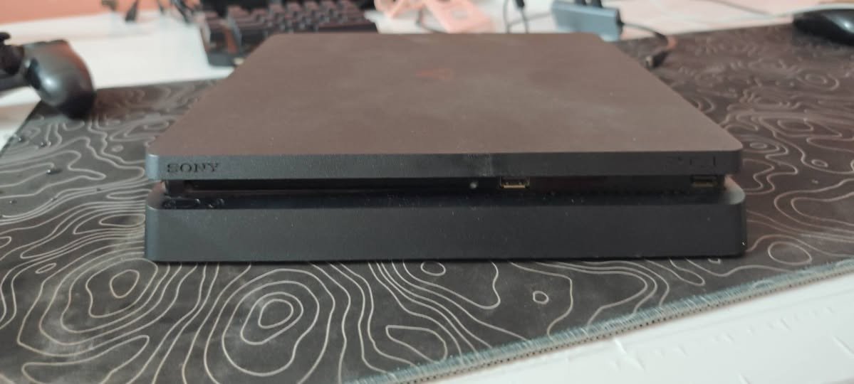 للبيع: جهاز PS4 مهكر إصدار 12.50 واحد تيره

- الجهاز نظيف جدًا ومفتوح، وتم تبديل المعجون الحراري (Thermal Paste).
- يحتوي على ألعاب منها:
  - Tekken 7
  - Crash Bandicoot 4
  - هجولة
  - Black Ops 3 أونلاين عن طريق تطبيق
  - GTA V أونلاين (سيرفرات خاصة)
- يحتوي على متاجر لتحميل الألعاب .

الملحقات:

- كرتون الوكالة.
- كيبل الباور الأصلي.
- يد تحكم أصلية.
- كرتون اليد الثانية موجود أيضًا.

الجهاز ادزلكيا بتغليف الوكاله سعره  220 بي مجال للشرايه وتوصيل موجود جميع المحافظات السعر مالته هو والتوصيل 
تواصل *********** واتساب فقط
