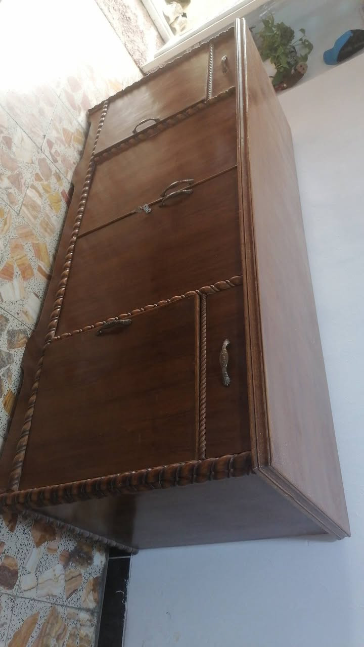 سلام عليكم بوفيه جديده استعمال شي قليل ثكيله كلش طولها مترين مكاني الشرطه الخامسة رقمي *********** ١٥٠ بيهه مجال
