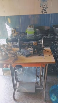 مكينة خياطة • مع اغراضها