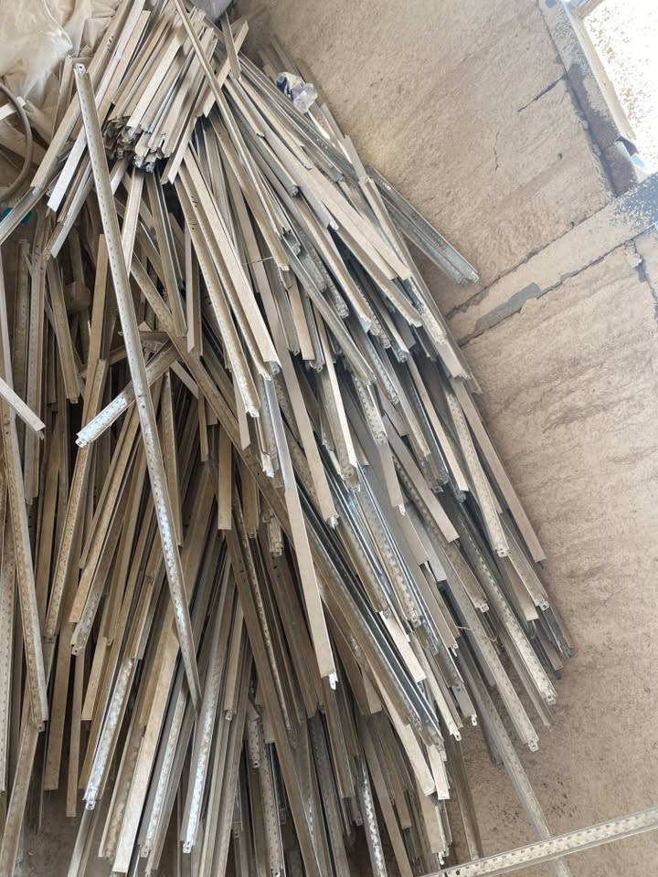السلام عليكم سقف ثانوي مستخدم للبيع هو والحديد 
سعر متر ١٠٠٠  الف فقط 
كميه ٧٥٠ متر  العنوان ناصرية 
***********
