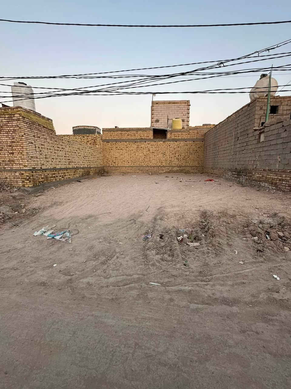 قطعه جاهز للبناء مدفونه ومحدوله
مسحتهه 160 مربعه لقطعه 
الدجين شارع قصي ابو لمولد 
منطقه مخدومه
***********
