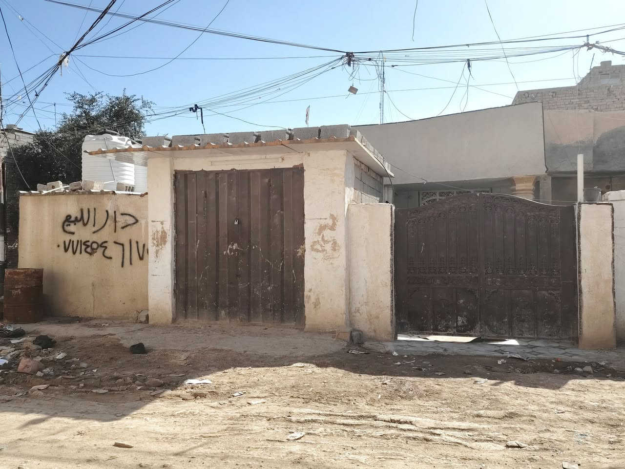 سلام عليكم بيت البيع200 متر شارع المحكمه بل سبعه تلاف قريب عل سواق ستار فراع العريض بيت كامل ***********
