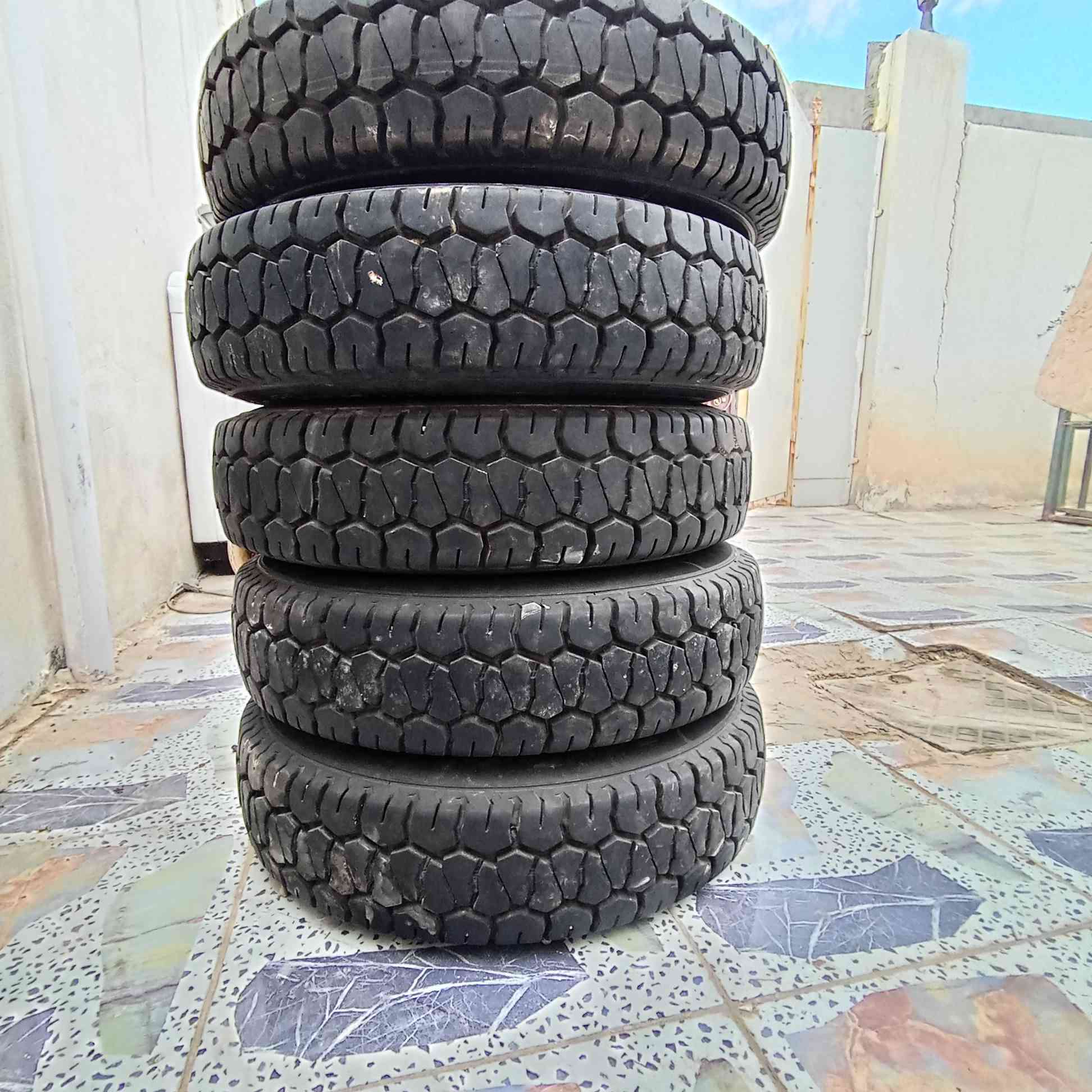 السلام عليكم تايرات 13البيع مال كيه فحل البيع جديد مال26 العدد5 سبير مانزل جديد المكان نجف ابو صخير الاستفسار على رقم *********** غير متواجد على الفيس مكلف بل نشر
