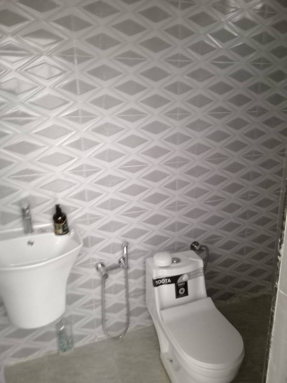 للبيع دار 100م طابق واحد البوعيثه السلطان الثالث بناء درجه اولى للاتصال خاص او مكتب جبل الوادي للعقار والاستثمار ***********
