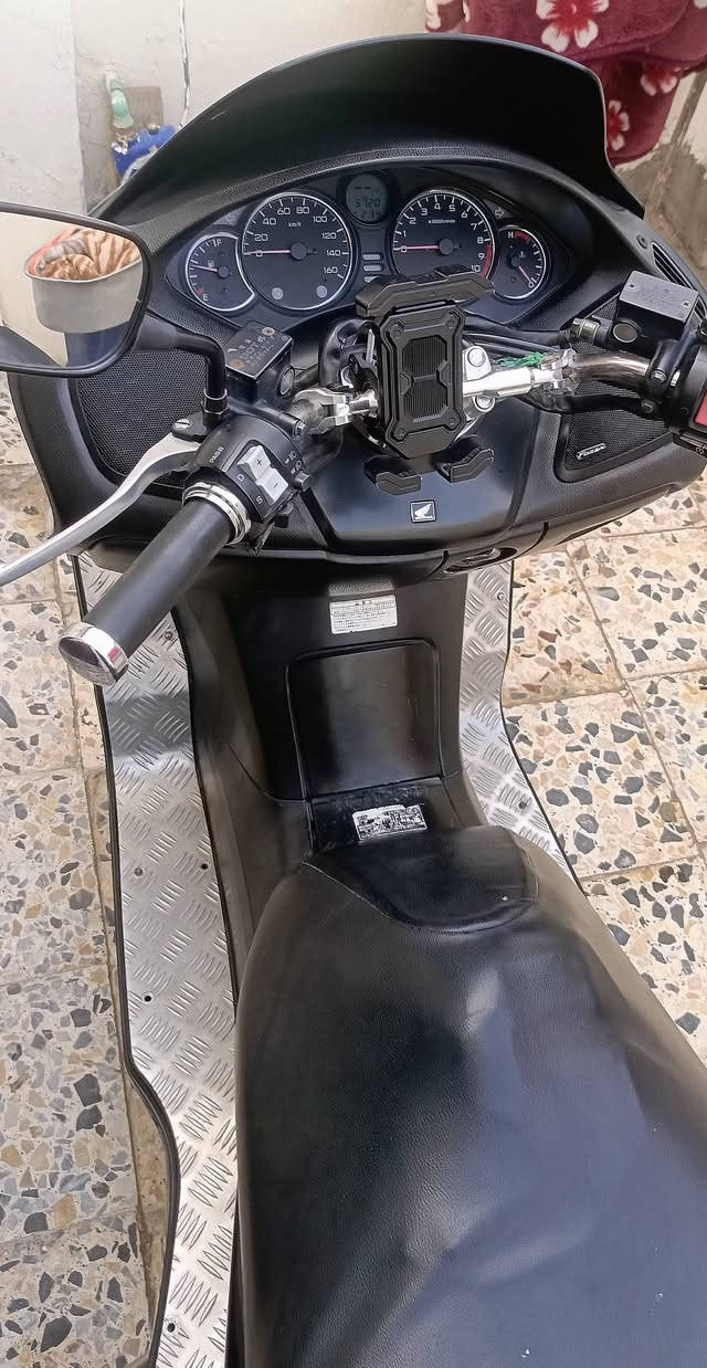 🏍️ للبيع: هوندا فورزا 09 (Honda Forza) - نظافة وكالة وكفالة عامة 🏍️
المواصفات والامتيازات:
الموديل: فورزا 2009 (صفر 9).
اللون: أسود ملكي.
الإضاءة: منظومة زنون كاملة (قوية جداً).
الكهربائيات: شغالة 100% وبحالة ممتازة.
الضمان: كفالة عامة من كل شيء (محرك، كير، كهربائيات، كفرات).
الأوراق والثبوتيات:
اللوحة: مرقمة رقم نجف ألماني.
الملكية: الدراجة بأسمي مباشرة (صاحب الملك).
التحويل: تحويل مضمون ومباشر ثاني يوم في مرور النجف.
💰 السعر: 16 ورقة (وبيه مجال بسيط للشراي الجاد).
📍 المكان: النجف الأشرف.
📞 للتواصل والاستفسار (اتصال أو واتساب): ***********
