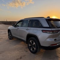 جيب گراند شيروكي 2024 4xe وارد امريكي ثلاث انظمة  ماشيه 44الف mi تقريب...