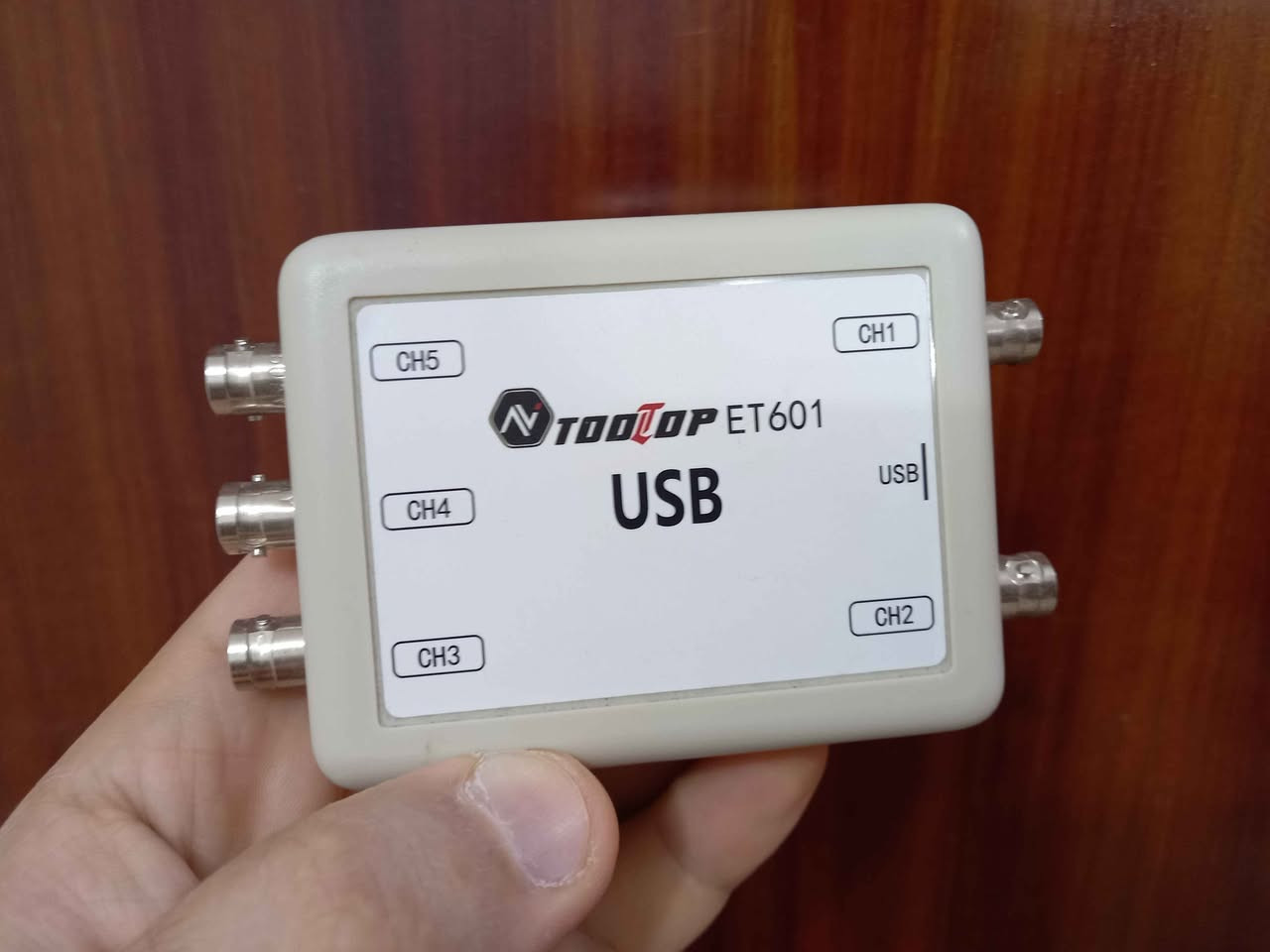 جهاز راسم الاشارة
 USB ET-601 Oscilloscope
ينربط على الحاسبة عن طريق كيبل USB
يقيس ترددات اقصى شي 50Khz ( كيلو هرتز مو ميكا هرتز يعني ترددات قليلة)
عدد المداخل ٥ (5 channel)
استيرادي الخاص من الصين
استعمال قليل جدا نظيف
اعلى فولتية يقيسهة ٨ فولت بس اذا بروب 10x يصير ٨٠ فولت و اذا بروب 100x يصير ٨٠٠ فولت
نصب البرنامج على حاسبتك من الموقع 
باقي للمواصفات في الصور
الملحقات: سلك USB و رؤس BNC عدد ٥
السعر: ٤٥ الف دينار عمارة, ميسان


**إذا كنت صاحب هذا الإعلان وتريد حذفه لأي سبب، رجاءا أرسل رسالة إلى الدعم الفني**
