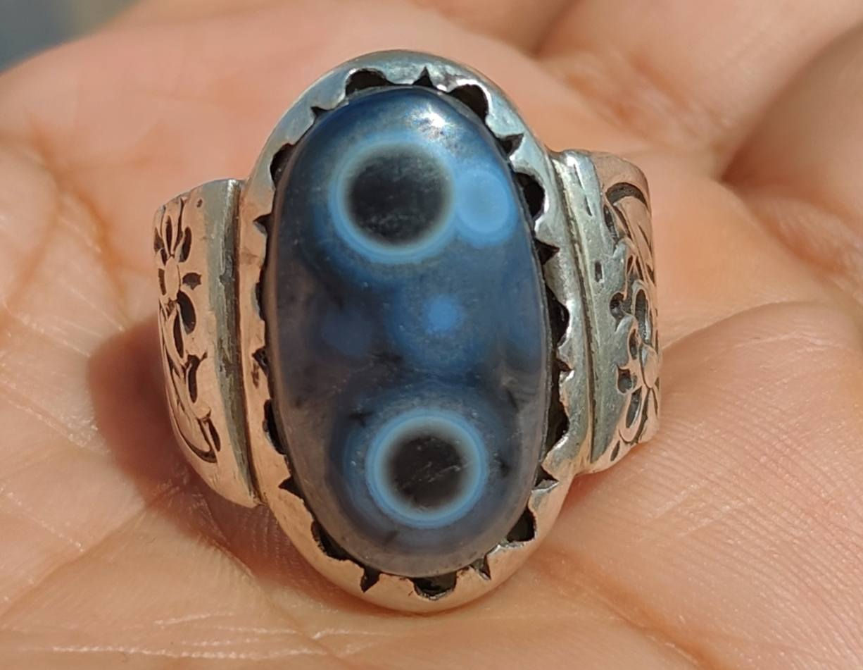 السليماني الاسود القديم العينتين للبيع 
*********** وات ساب
