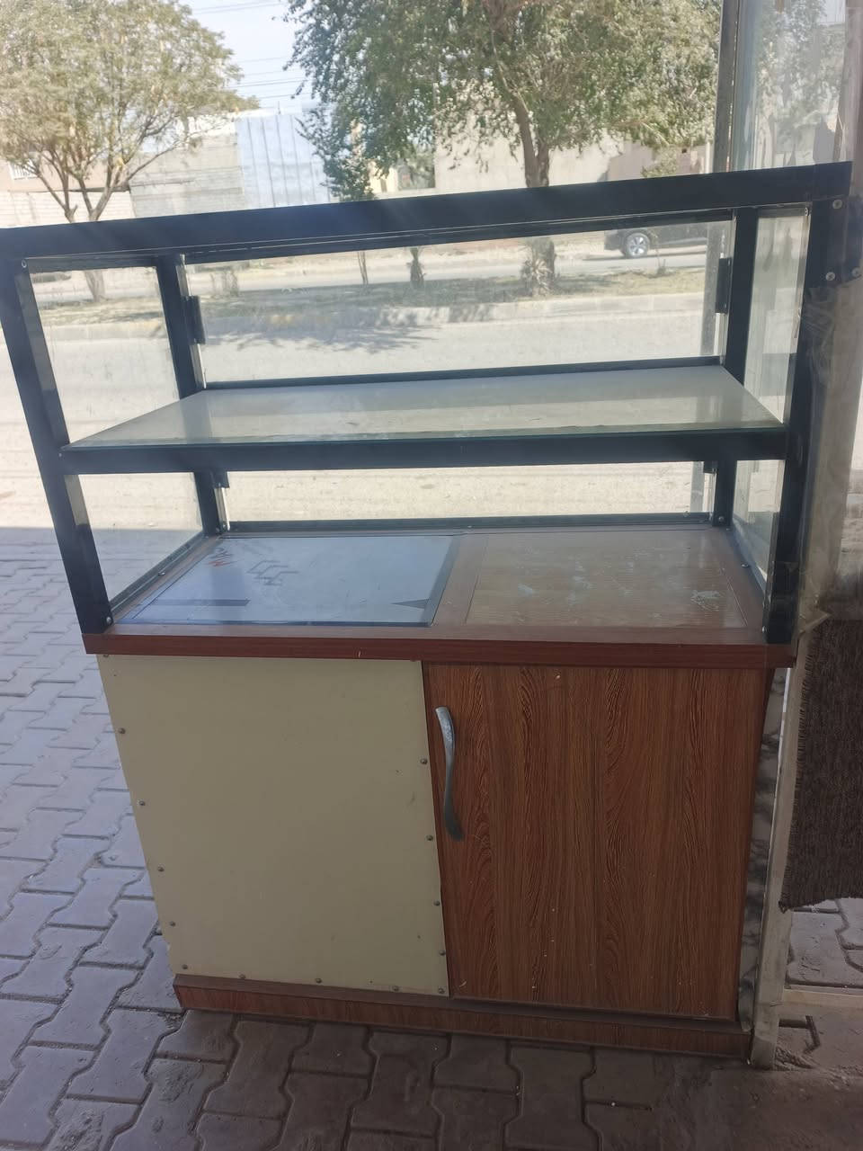 سلام عليكم للبيع ميز طول120 وعرض 60سعر 75الف  ***********
