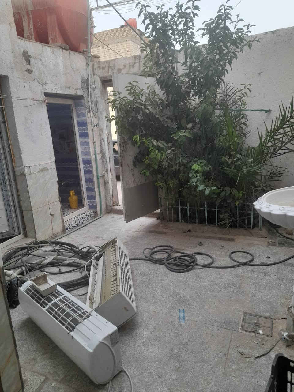 بيت     في الصالحيه شارع العروبه قرب شارع الوقائي كلش  بيت شوف عينك 100متر طابو صرف    السعر 120  
للإستفسار  الاتصال  ***********
او تواصل خاص
