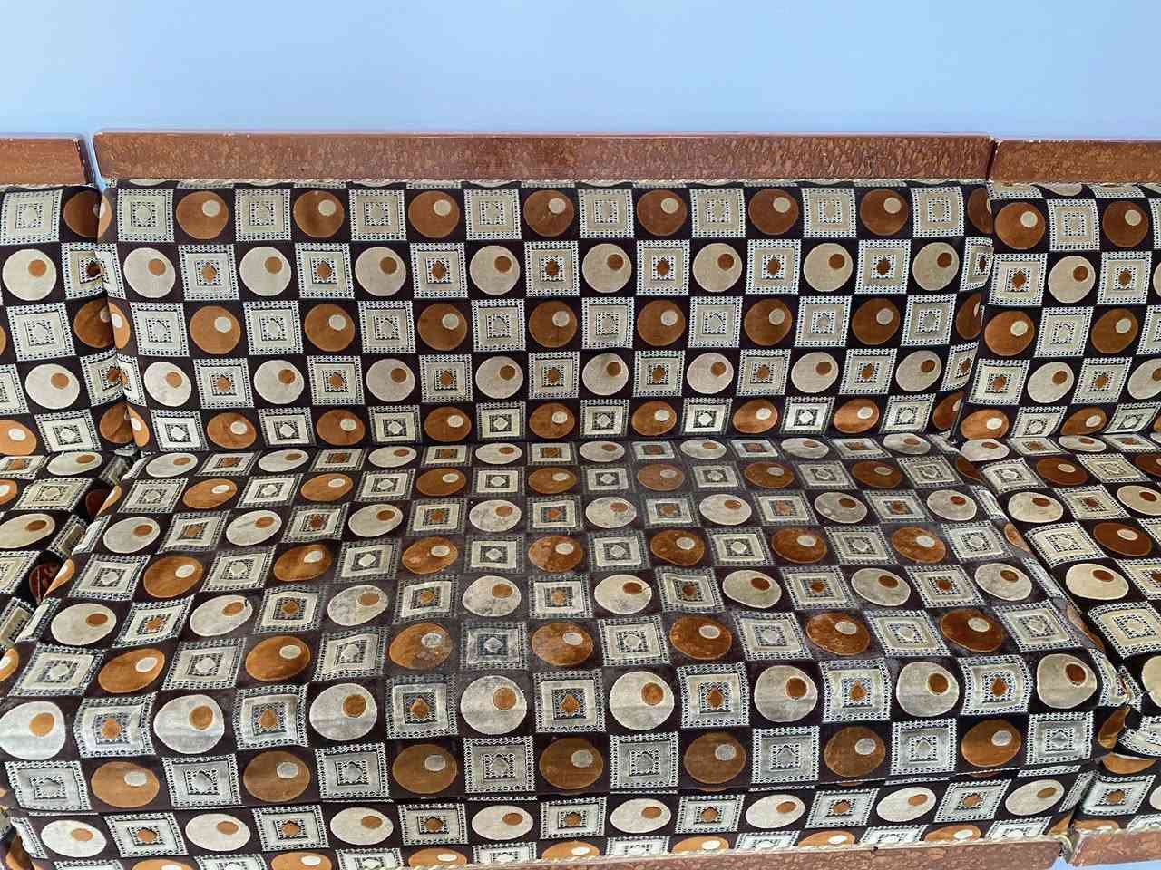 سلام عليكم موجود تخم للبيع ٦ قطع معى ميز المكان حله شارع ٨٠  : للاستفسار موجود واتساب ***********
