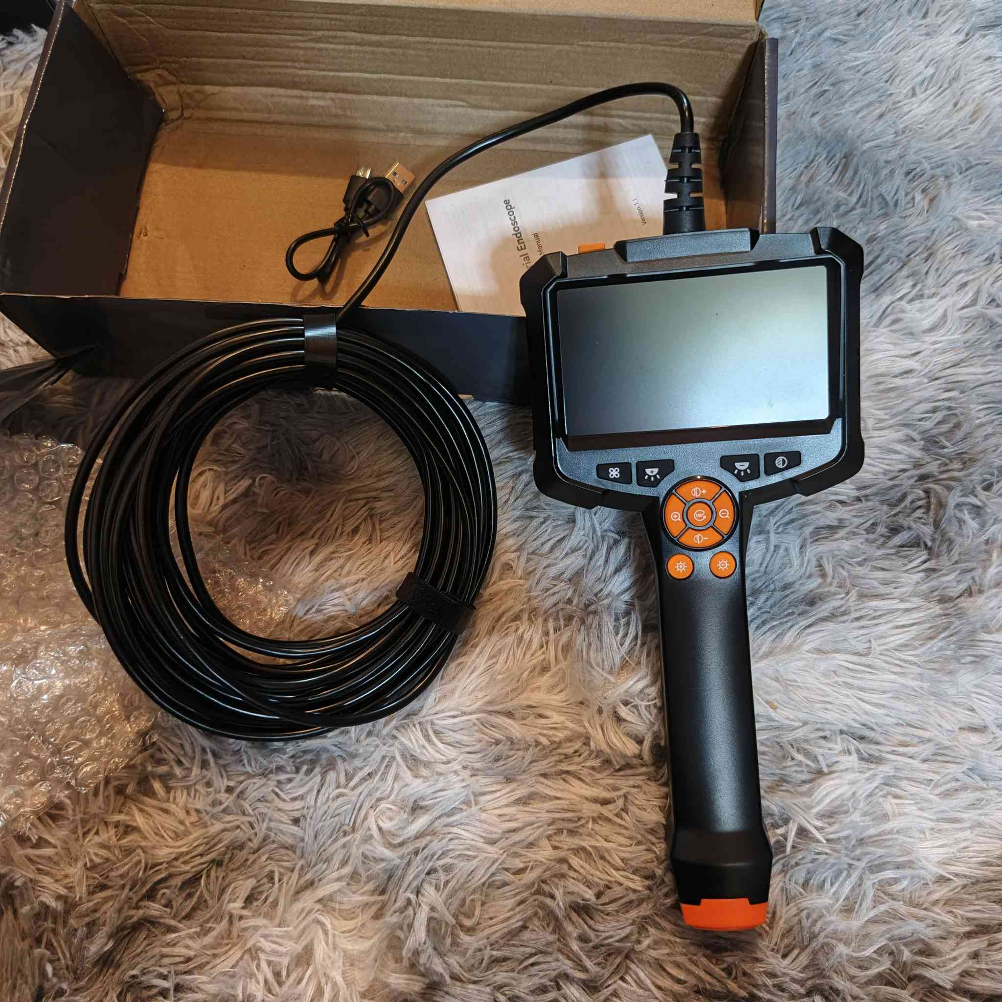 هذا المنتج عبارة عن منظار صناعي (Industrial Endoscope) يُستخدم لفحص الأماكن الضيقة والمظلمة وغير القابلة للوصول، مثل محركات السيارات أو الأنابيب. 
إليك أبرز مواصفاته ومميزاته:
شاشة عرض: يأتي مع شاشة مدمجة بحجم 4.3 بوصة بدقة HD لعرض الصور والفيديوهات مباشرة. 
الإضاءة والكاميرا: مجهز بـ 8 مصابيح LED قابلة للتعديل وعدسة ميكرو صغيرة (عادة 8 ملم) لرؤية واضحة في الظلام.


**إذا كنت صاحب هذا الإعلان وتريد حذفه لأي سبب، رجاءا أرسل رسالة إلى الدعم الفني**