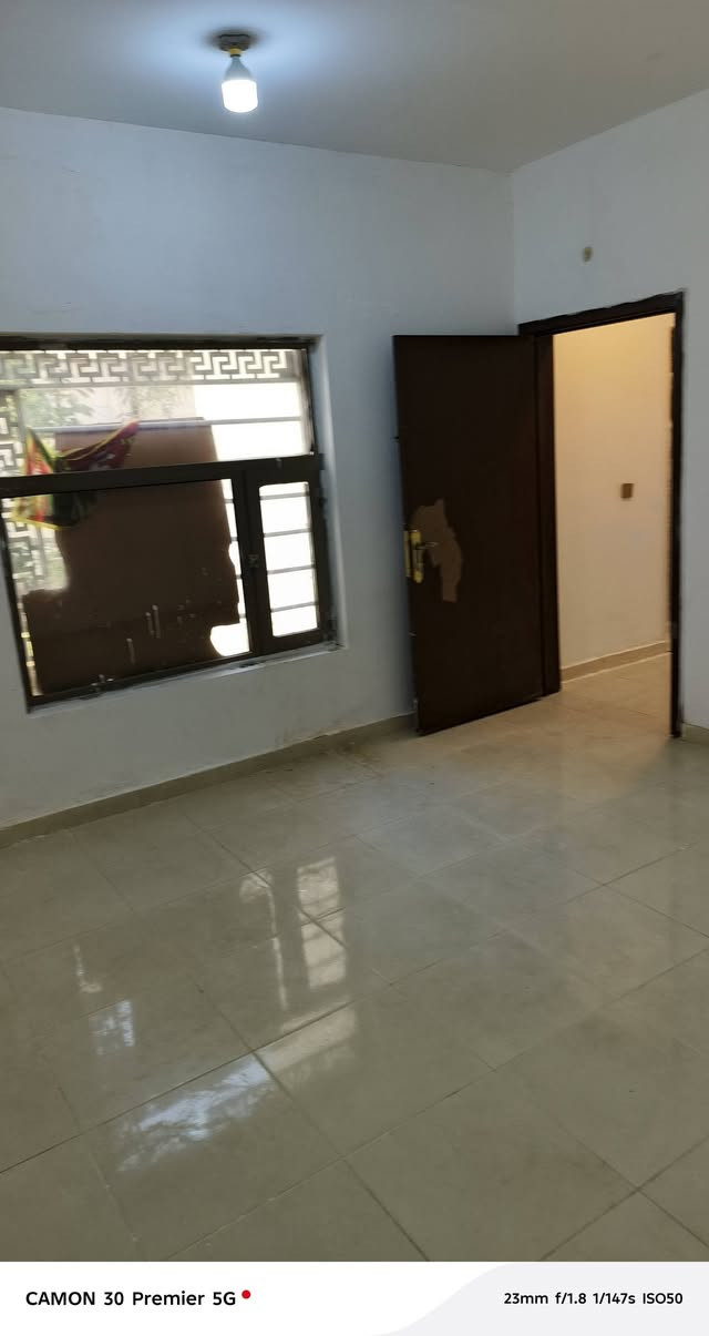 للايجار للايجار 
بيت 250 متر في مجمع الاميرات
 المرحله الاولى مبلغ الايجار 450 الف
للاستفسار اتصال ***********
