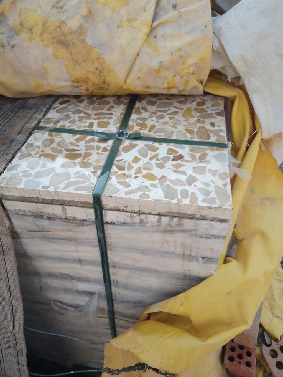 السلامو عليكم كاشي للبيع 50متر  40×40 سعر المتر 10وبي مجال لشرايه رقم الهاتف  ***********
المكان الزاب
