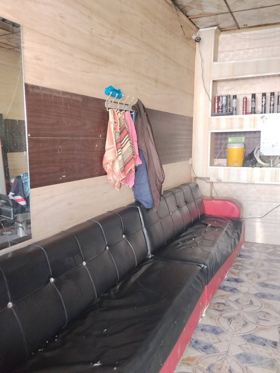 السلام عليكم محل حلاقه للبيع عنوان حله ورديه مقابيل العلوه مخضر ***********
