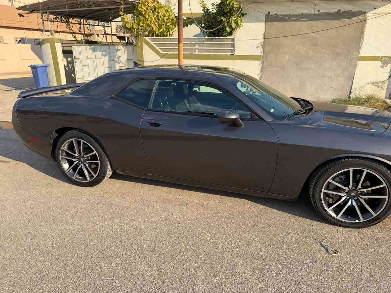 السلام عليكم
جالنجر موديل 2023 
ماشيه 25mi قابل للزياده 
لاست كول 
فئة GT بلس فول للاخير ماعدا فتحة السقف 
تدفئه تبريد كشنات
تدفئة ستيرن 
كشنات خزن 
رادار امامي 
تعتيم مرأة 
نقطه عمياء 
دشبول جلد
سستم سماعات الباين
ويل 20 مال RT
كشنات شامواه وجلد بلادي 
رقم اربيل بأسمي تحويل ثاني يوم

بالنسبه للحادث!!
مصبوغه حزام فقط توحيد لون وحادثها مو كلش قوي 
يعني فقط ايرباك برده طاك الباقي كله شرط سليم

2C3CDZJG1PH549542

***********
