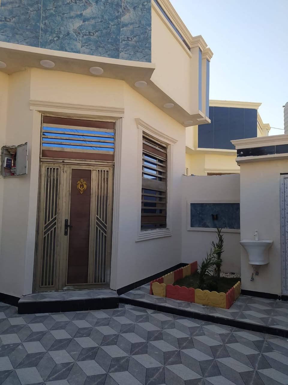 بسم الله الرحمن الرحيم يتوفر لدينا بيت للبيع طابو زراعي عراقي يتكون من غرفتين وديوان  وصاله ومطبخ وصحيات وكراج مساحة 160 متر عنوان البصرة ابو الخصيب قريب على مدينه الاندلس سعر 85 وبيه مجال ***********.   ***********
