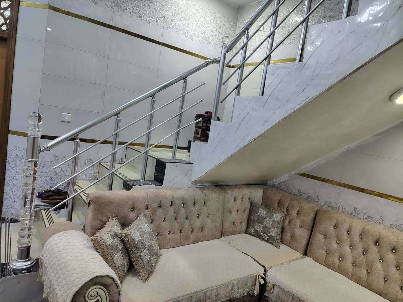 دار للبيع المساحه 100م الواجهة 5م والنزال 20م بناء حديث سند 25بأسمي العنوان خلف بانزين خانة مرجان للاستفسار ***********
