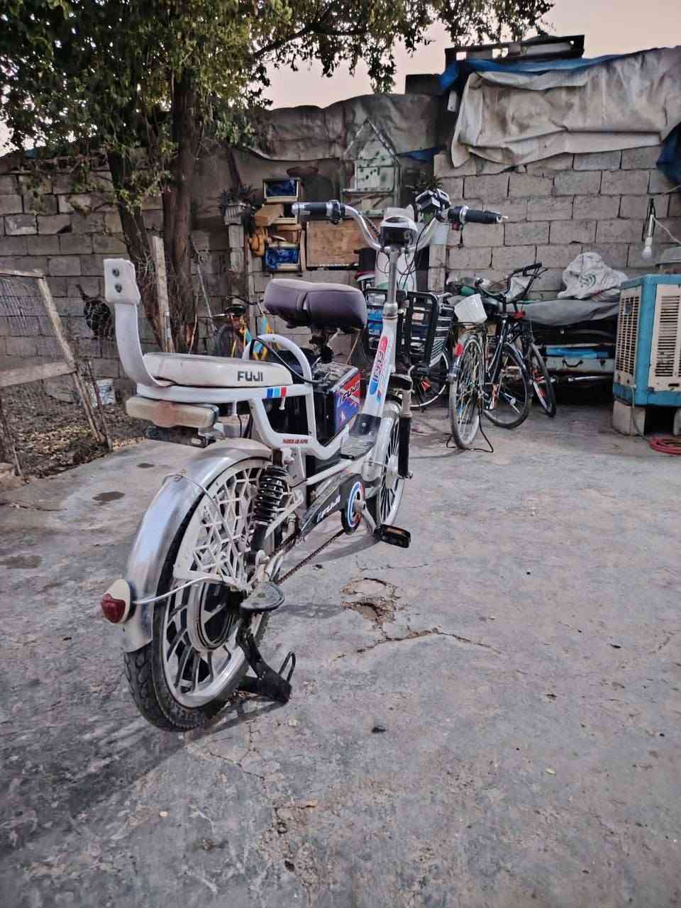 السلام عليكم
بايسكل شحن للبيع بدون بطاريات سعر 75 وبيه مجال 
مكاني كركوك حي النداء متوفر خاص للمراسلة
ورقمي للأتصال***********
