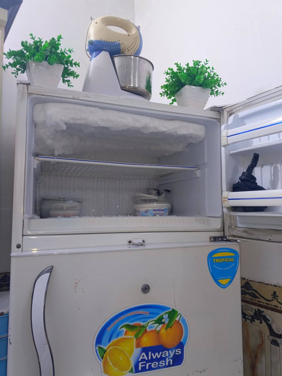 سلام عليكم اغراض منزل للبيع
كاونتر نضيف جداً سعره 225 وبي مجال
ثلاجه نوع كونكورد حجم كبير سعره 325 وبيه مجال 
للأستسفار خاص او اتصل ***********
