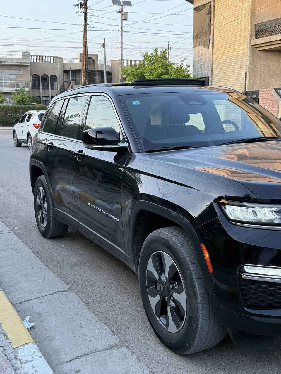 السلام عليكم
جيب كراند شيروكي 2024 بلكن ان (ثلاث انضمه - بانزين -هايبرد -كهرباء ) 
رقم بغداد مكينه 2000 تيربو  
حادث بارد بل جاملغ الأمامي فقط كفاله عامه 
فول مواصفات 
بانوراما 
بصمه تشغيل عن بعد
جنطه كهرباء 
شاشه ديجتال 
انضمه ترحيب 
كير ماوس 
كشنات جلد وكهرباء 
تدفئه كشنات واستيرن
شحن ذاتي 
شحن لاسلكي 
فور ويل 
٧ مودات قياده 
تحديد مسار وقياده  ذاتيه
العنوان بغداد الغزاليه 
رقم ***********
السعر 325
