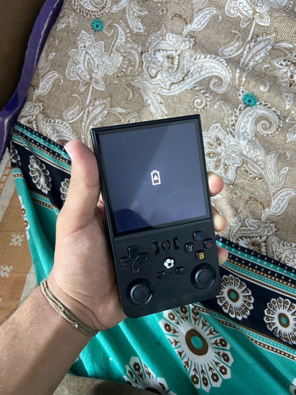 🎮 للبيع: جهاز الألعاب المحمول R36 MAX (نسخة مميزة)
لعشاق ألعاب الطيبين والجيل الذهبي، متوفر الآن جهاز الألعاب الكلاسيكي المحمول R36 MAX بتصميمه العمودي الأنيق وأدائه القوي، فقط يحتاج إلى ترسيت الجهاز