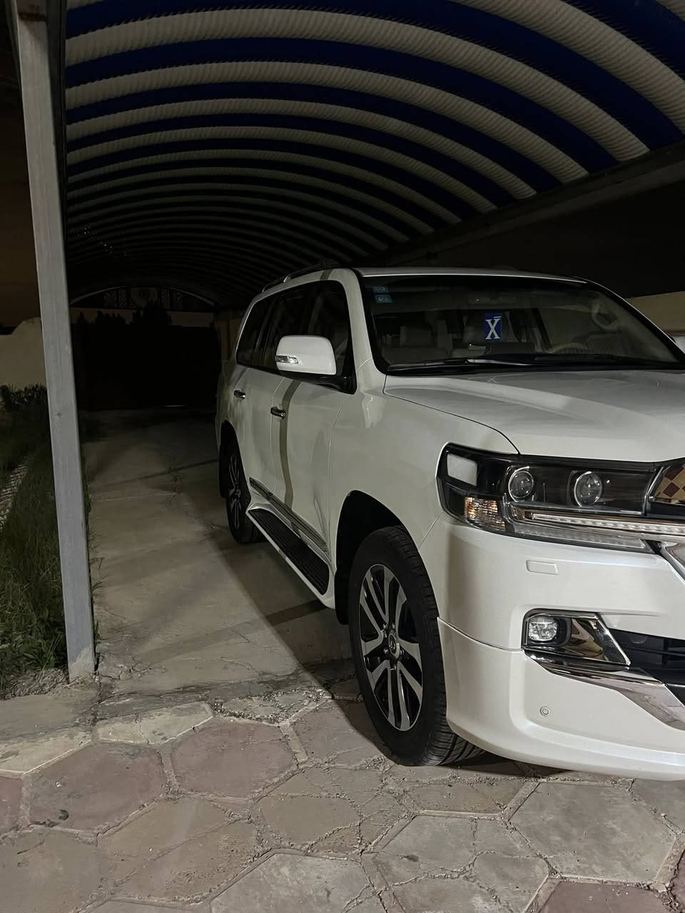 السلام عليكم لاندكروز 2019 السياره ساز  محرك 4000
6سلندر فول مواصفات السياره جديده 
ماشيه 114 
السعر 530 
الهاتف ***********
