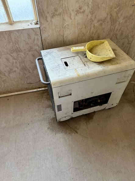 السلام عليكم 
مولدة كاز كاتم للبيع 30 امبير جاهزة وشغالة للبيع 

مكاني كربلاء السعر 350 وبيه مجال 

***********
