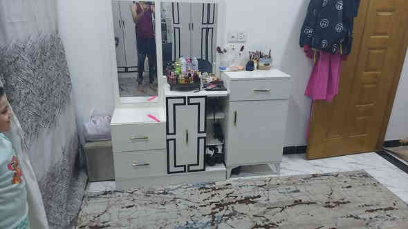 غرفة نوم لبيع ٩ قطع جديدة اي خدش مافيها السعر ٨٠٠ لاستفسار اتصال *********** مكاني لدورة
