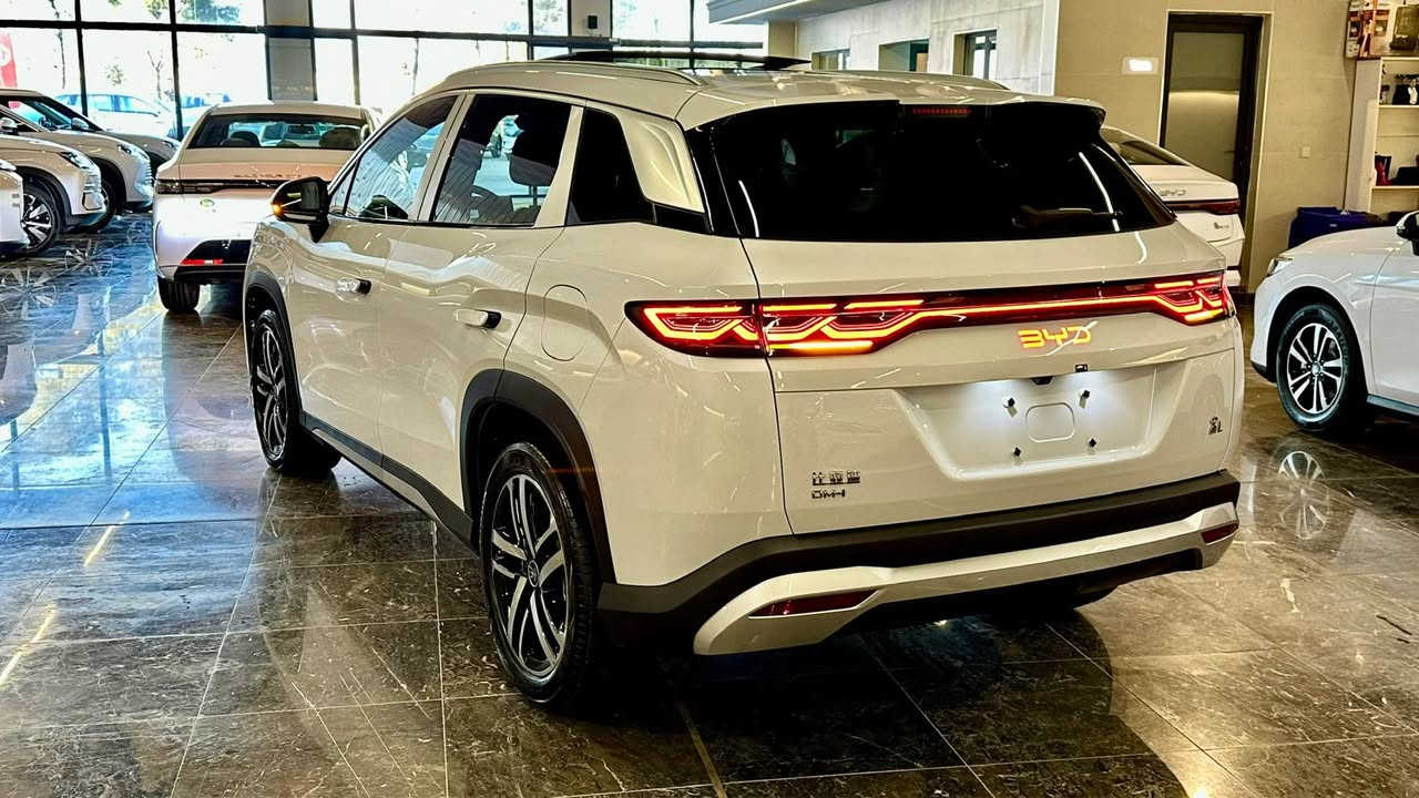 byd song l
2025
فول فول
١٢٠ كم ته نها به كاره با
هايبرد و شحن و به نزين
كوشن جلد
كوشن سارد و گه رم
ليد ناوى سه ياره 
به صمه و شه غال
كارت و به صمه ى شه ريكه ى له گه له
ئاوينه ى شه فته
سه قف پانورامايه
فوم و فلچه و شاحينه و ئه ده بته رى له گه له
٩٠ روژ كاتى له گه له
سليمانى /تيرمينالى تازه ى به غدا
به رامبه ر هيزه كانى ٧٠ پيشانگاى ژماره(١٤)
كومپانياى محمد اسماعيل احمد 
***********
*********** السليمانية, العراق
