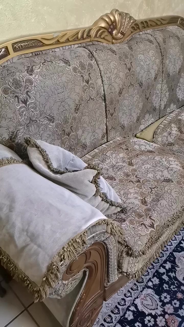 السلام عليكم تخم ملكي للبيع 10 مقاعد و طبلات كبيره مع 4 طبلات وسط للبيع للاتصال ***********
