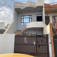 ١٠٠م • طابق ونص • شارع صاب