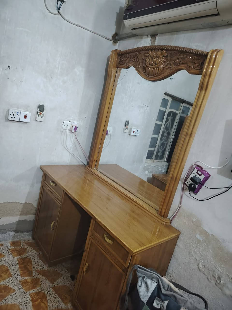 سلام عليكم غرفه كامل للبيع السعر خاص المكان حله ورديه خارج قرب مستشفى الكفيل ***********
