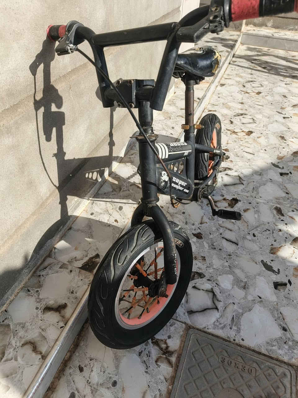 سلام عليكم بايسكلين للبيع الاول البرتقالي رياضي حجم 25  ما بي اي عيب سعره 50 وبي مجال والثاني حجم صغيرة مابي نقص سعره 25 وبي مجال قليل مكان خانقين للاستفسار خاص او ***********
