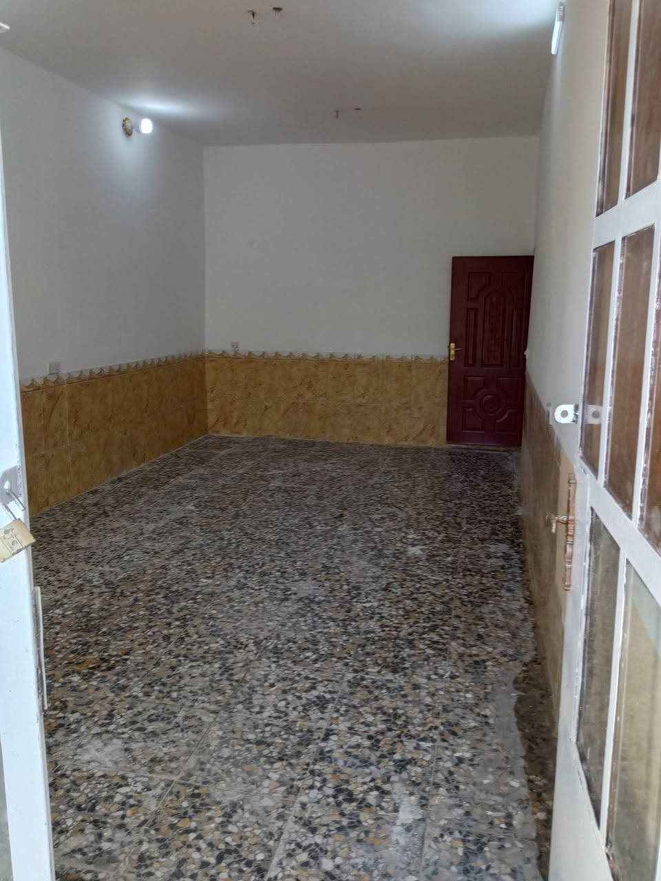 السلام عليكم دار للبيع بغداد الحسينية بداية مسقط شارع المدارس 100متر طابق ونص طابو وصرف باسمي بيت يحتوي على مدخلين حوش جبير واستقبال وغرف ومطبخ وحمام داخلي وخارجي ومنور وطابق الثاني سويت بيت ع شارع عشرين يحتوي على تانكي ثنين وكيزر وماطور وانترنيت وسحب السعر 65وبي مجال بسيط للاستفسار هذا رقمي ***********
