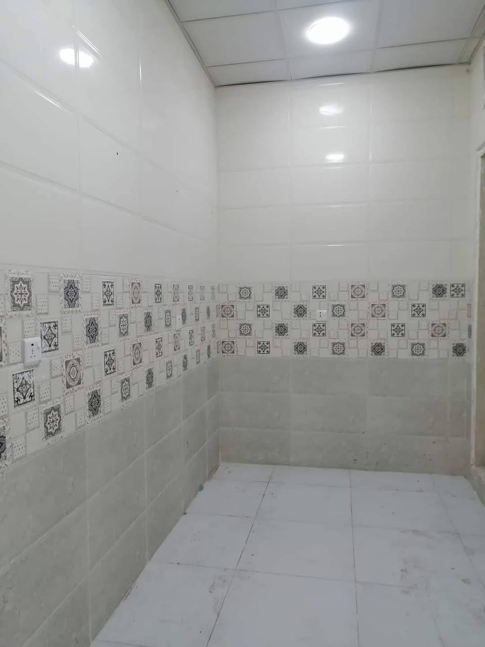 للأيجار... 
مشتمل جديد بناء حديث مساحة ١٥٠م طابق ارضي يتكون من غرفتين نوم كبيرة ومجموعة صحية واستقبال وهول ومطبخ ومناور داخلية وبالكون ومجموعة صحية خارجية وگراج مجهز بسخان ماء وتانكي كبير... يقع في القادسية حي الجامعة على شارع الغابة الرئيسي قرب مستشفى صلاح الدين ومول الاسرة وقاعة أفين... سعر الايجار فقط ٣٢٥ الف دينار @
للمعلومات الاتصال على الرقم او الواتس اب ***********
