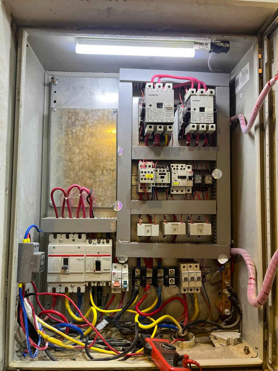 🏡 بيت جديد يودّع انقطاع الكهرباء

⚡ منظومة طاقة شمسية 30 أمبير
🕒 تشغيل 7.5 ساعة
لصالح  الأفندي للطاقة الشمسية

🔹 الإنفرتر:
MOTOMA 6KW
عدد 4

🔹 البطارية:
MOTOMA 16KWh
عدد 4

🔹 الألواح الشمسية:
LONGi X10
عدد 20 لوح

🔹 بورد ATS
🔹 بارد منفصل
🔹 عمق تفريغ البطارية 80%

📞 ***********
