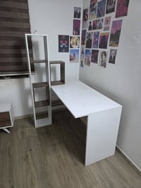 ميز مكتبي للبيع .. حديث ونظيف استخدام قليل .. بيه رفوف ويگعد حلو بالزا...