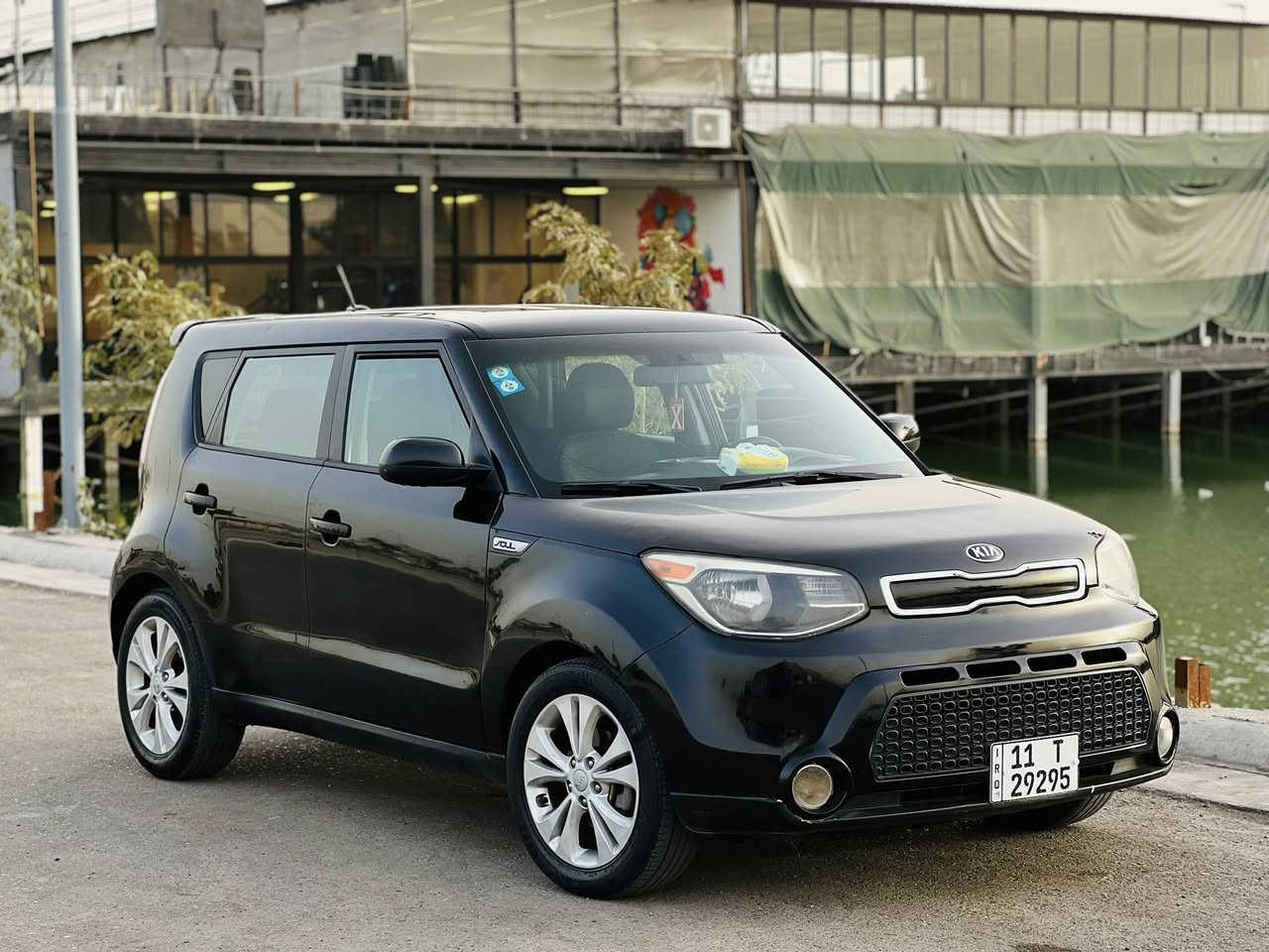 كيا صول 2016 رقم بغداد بسمي سعرها 117 وبيه مجال صور الحادث مرفقه مع الصور حادثه جدآ بسيط صبغ جاملغ وباب فقط فقط سيارة نظيفه مكينته 2000 المرغوب /داخل اسود شاشة وسط / كامرة خلفية دوارة / حساسات خلفية / تحكمات استيرن جهتين / تبريد ثلج / 3 وضعيات للقيادة سيارة جاهزة من كل النواحي مكاني بغداد *********** خاص مغلق الشراي يتصل
