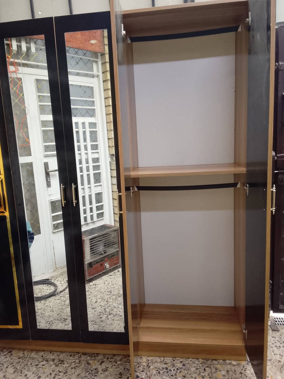 كنتور سته أبواب تركي للبيع السعر 100 وبيه مجال أن شاء الله مكاني بغداد حي الخطيب قرب  اسواق تفاحة ***********
