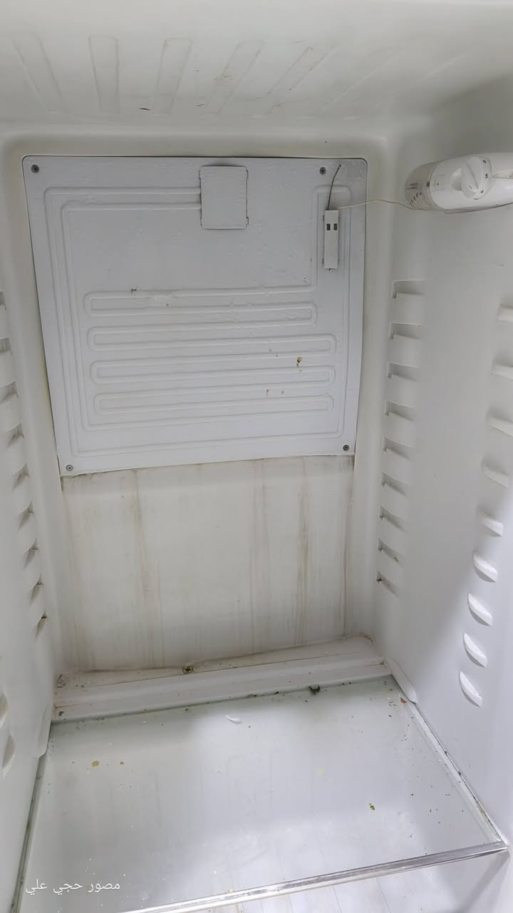 ثلاجه حجم كبير شغالة شرط التبريد و التجميد مكان ناصريه مركز سعر ٢٥٠  هاتف ***********
