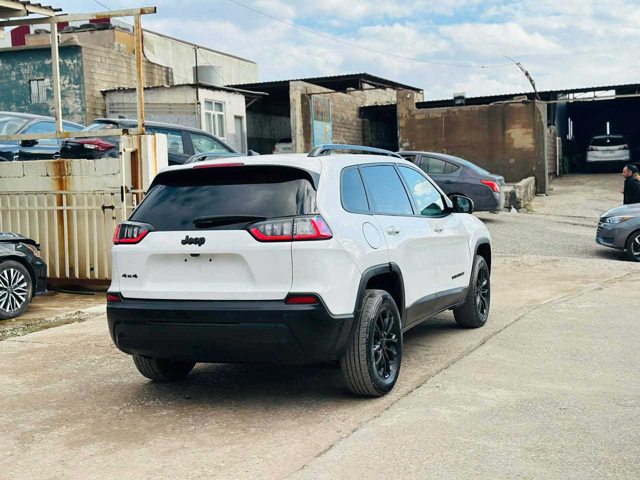 جيب شيروكي 2023 بيع عام صبغ مواصفات فول فول بس 
بدون فتحه و بدون دواخل سعر 111
*********** اكر, نينوى
