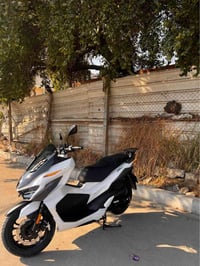 دراجة SYM 200cc  مرقمة  موديل 2025 وكالة قبل 3ايام مشتريها  بعدها زيرو...