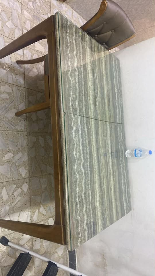 ميز طعام نضيف جداً مابي ضرر
الجامه الفوك اني مسويته حفاضاً ع مرمرايه 
زان مصري مع ست كراسي مكاني هياكل الغزاليه 
ب٢٥٠ وبي مجال 
*********** وتساب
